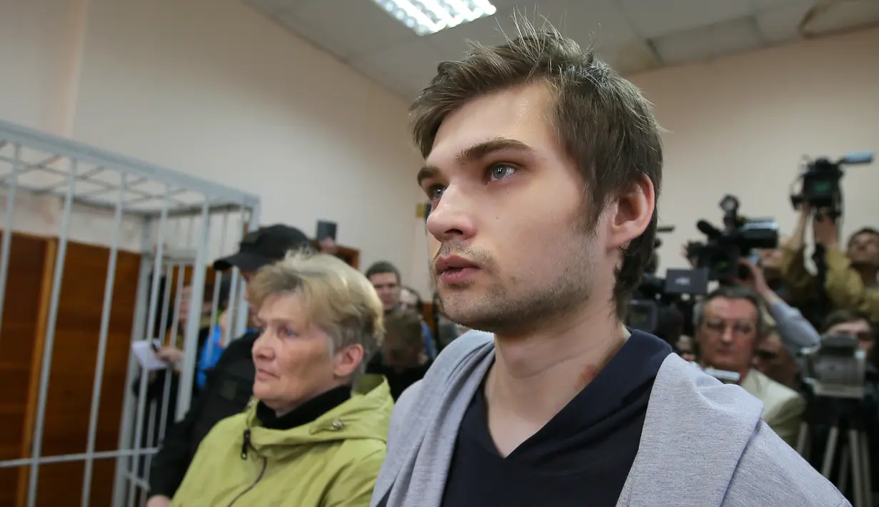 Ruslan Sokolovsky, seorang blogger Rusia, menghadiri persidangan di Pengadilan Kota Yekaterinburg, Kamis (11/5). Blogger 22 tahun itu dijatuhi hukuman 3,5 tahun penjara karena bermain gim Pokemon Go di sebuah gereja ortodoks. (Konstantin Melnitskiy/AFP)