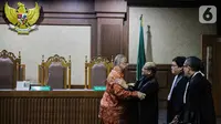 Terdakwa kasus dugaan suap proyek PLTU Riau-1, Sofyan Basir (kiri) menghampiri penasihat hukumnya setelah divonis bebas dalam sidang pembacaan putusan kasus dugaan suap proyek PLTU Riau-1 dengan terdakwa Sofyan Basir di Pengadilan Tipikor, Jakarta, Senin (4/11/2019). (Liputan6.com/Faizal Fanani)