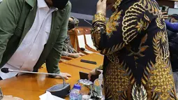 Menteri Agama Yaqut Cholil Qoumas berbincang dengan Ketua Komisi VIII DPR Yandri Susanto sebelum rapat kerja di Jakarta, Rabu (13/4/2022). Kementerian Agama bersama Komisi VIII menyepakati Biaya Penyelenggaraan Ibadah Haji Tahun 1443 H/2022 sebesar Rp39,8 juta per orang. (Liputan6.com/Angga Yuniar)