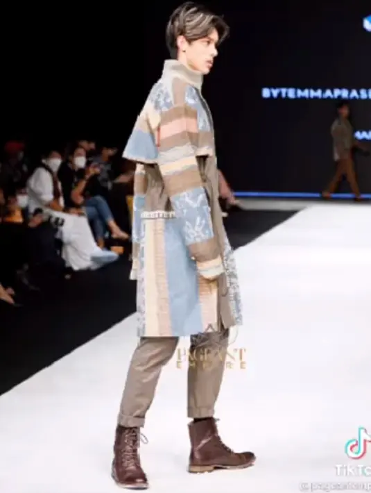 Busana yang dikenakan Eddy Meijer saat melenggang di panggung IFW 2022 adalah long coat bernuansa edgy, dari potongan-potongan tenun yang dijahit menjadi satu kesatuan. Foto: Instagram.