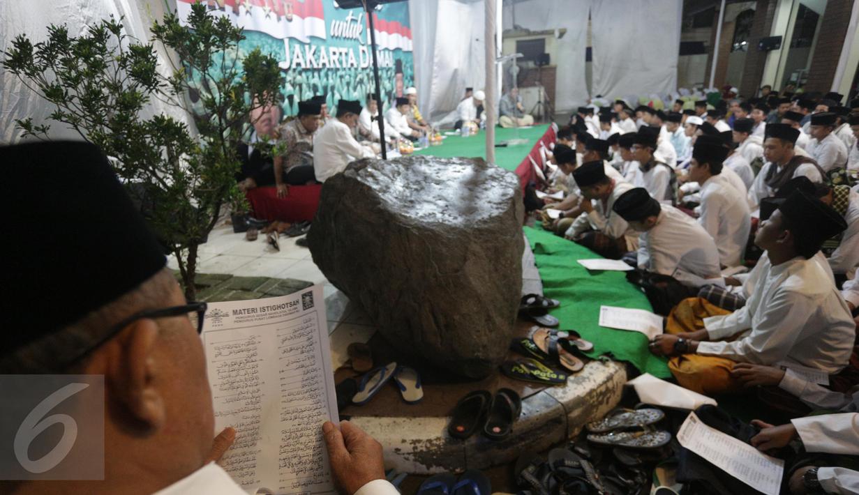 Suasana Istighotsah untuk Jakarta Damai di PBNU, Jakarta, Jumat (7/4). Istighotsah digelar untuk mendoakan Jakarta Damai jelang Pilkada DKI Jakarta Putaran Kedua. (Liputan6.com/Faizal Fanani)