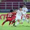Pemain Vietnam U-17, Nguyen Van Duong (kedua kanan) menggiring bola melewati pemain Timnas Indonesia U-17 dalam laga Grup A Piala AFF U-17 2026 di Stadion Gelora Delta Sidoarjo, Sidoarjo, Jawa Timur, Minggu (19/04/2026). (Bola.com/M Iqbal Ichsan)