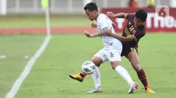 Pemain belakang PSM Makassar, Asnawi Mangkualam Bahar berebut bola dengan bek Shan United FC, Nanda Kyaw pada laga lanjutan Grup H Piala AFC 2020 di Stadion Madya Gelora Bung Karno, Jakarta, Rabu (26/2/2020). PSM Makassar unggul 3-1. (Liputan6.com/Helmi Fithriansyah)