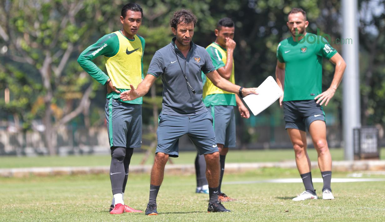 Pelatih TImnas Indonesia, Luis MIlla memberikan instruksi terkait posisi pemain saat latihan di Lapangan ABC Senayan, Jakarta (21/2/2018). Latihan ini merupakan persiapan Asian Games 2018. (Bola.com/Nick Hanoatubun)