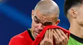 Bek veteran Portugal, Pepe, tak mampu menutupi rasa sedih dan kecewa setelah Portugal disingkirkan Prancis pada perempat final Euro 2024. (AFP/Javier Soriano)