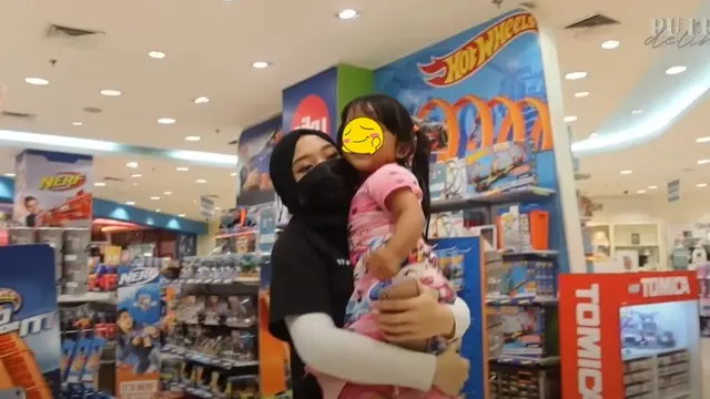 6 Potret Putri Delina Ajak Jalan-Jalan Bintang Adik Sambungnya