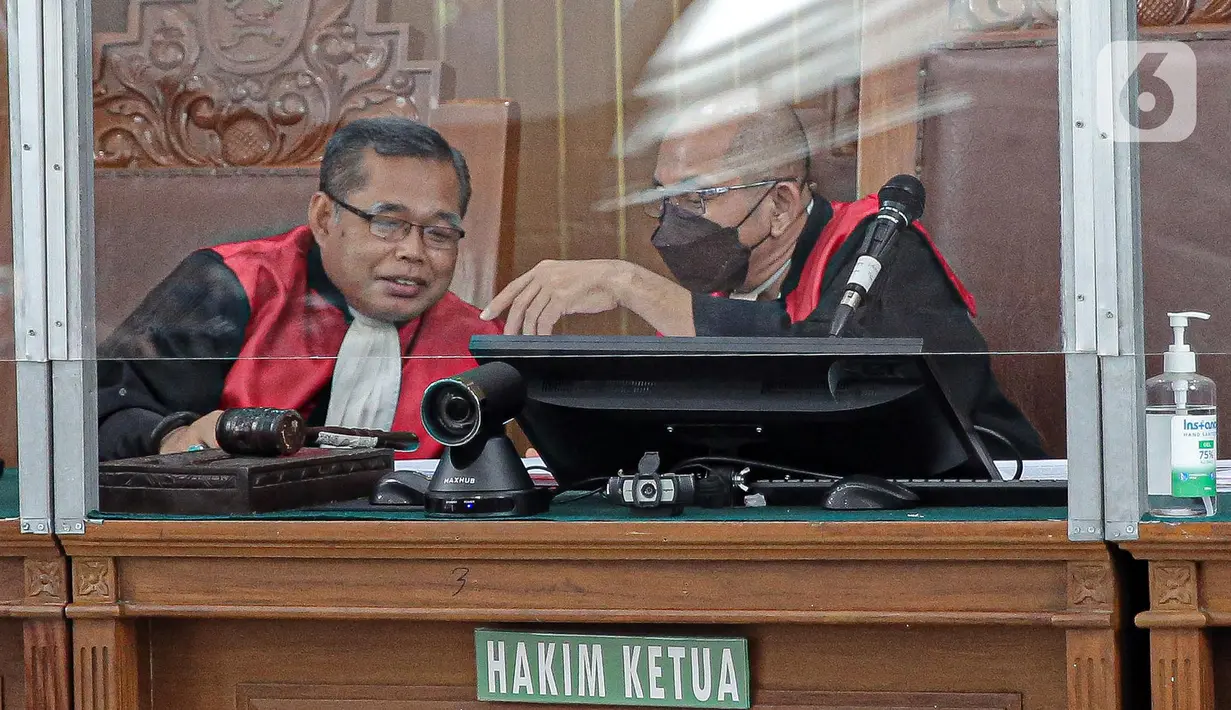 Majelis hakim berbincang saat sidang perdana dengan terdakwa Agus Nurpatria di Pengadilan Negeri Jakarta, Rabu (19/10/2022). Agus Nurpatria menjalani sidang dengan agenda pembacaan surat dakwaan kasus obstruction of justice atau perintangan proses penyidikan terkait perkara dugaan pembunuhan berencana terhadap Nofriansyah Yosua Hutabarat atau Brigadir J. (Liputan6.com/Faizal Fanani)