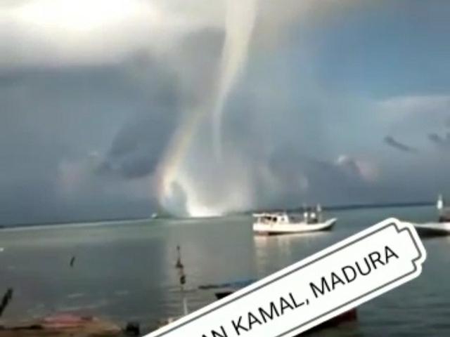Teks Eksplanasi Angin Tornado Cari Pembahasannya