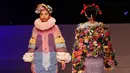 Sejumlah model mengenakan busana kreasi Hempel Award 24th Cina International Fashion Designer Contest di Cina , 25 Maret 2016. Busana unik dan nyentrik ditampilkan dalam pagelaran busana ini. (REUTERS / Kim Kyung - Hoon)