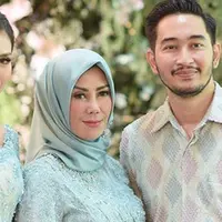 Syahnaz Sadiqah, kini sudah resmi dilamar oleh sang kekasih, Jeje Govinda. Pastinya, aroma pernikahan pun sudah tercium dari pasangan ini. Namun bagaimana pendapat Amy Qanita, ibunda Syahnaz soal pernikahan anaknya ini? (Instagram/amy_r_qanita)