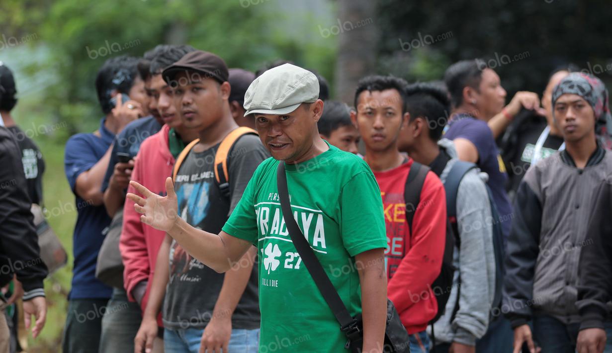 Andie Peci memberikan informasi kepadan Bonek Mania dekat area hotel pelaksanaan Kongres PSSi di Ancol, Jakarta, (10/11/2016). (Bola.com/Nicklas Hanoatubun)