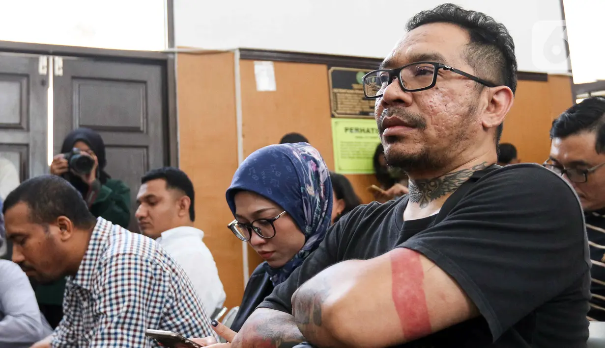AG turut membantu supaya Mario Dandy bisa bertemu dengan David Ozora. Modusnya, menggunakan kartu pelajar. Kala itu, AG memberitahukan masih memegang kartu pelajar milik David. Sedangkan, kartu pelajar AG berada di tangan David. (Liputan6.com/Herman Zakharia)