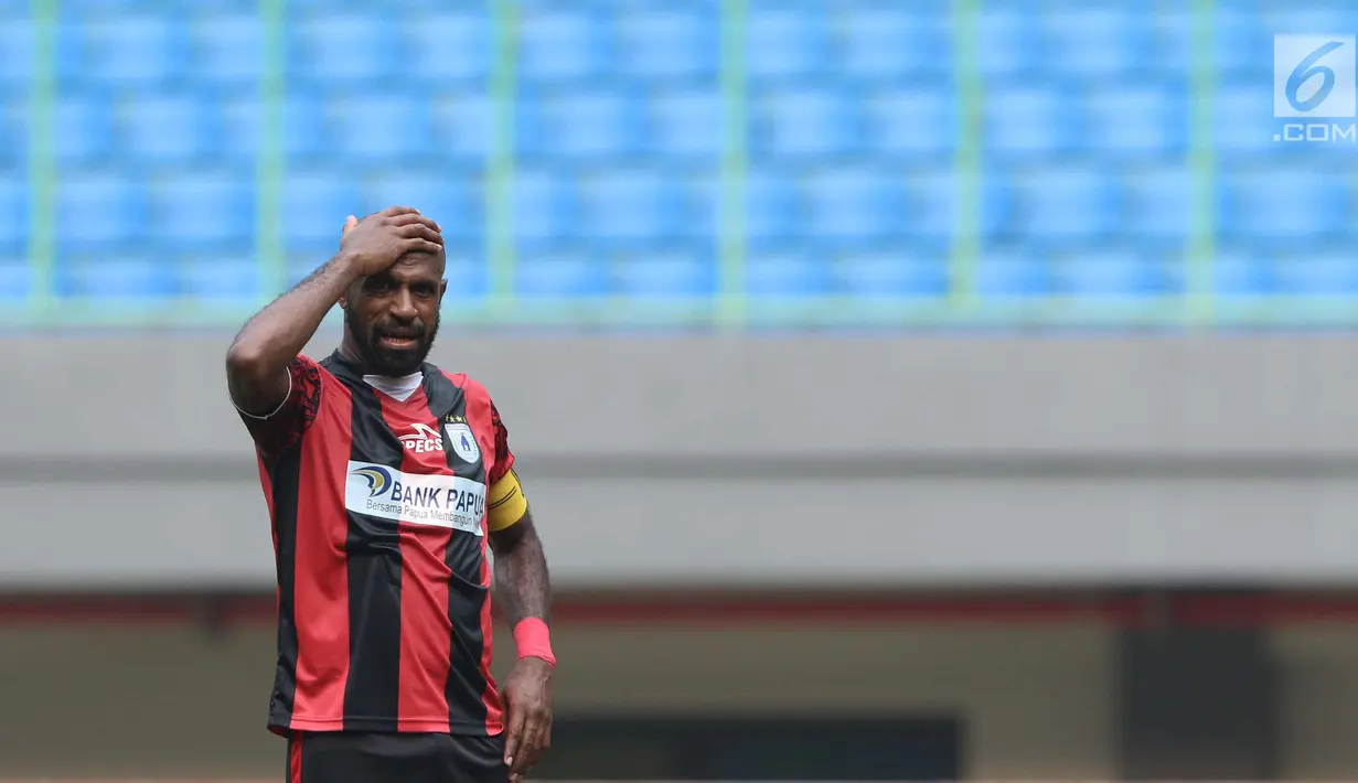 Pemain Persipura, Boaz Salossa memegang kepala saat gagal menembus pertahanan PS TNI pada lanjutan Liga 1 Indonesia di Stadion Patriot Candrabhaga, Bekasi, Sabtu (4/11). Persipura kalah 1-2. (Liputan6.com/Helmi Fithriansyah)