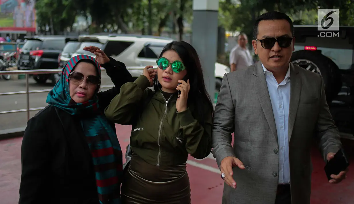 Rosa Meldianti atau yang akrab disapa Meldi didampingi kuasa hukumnya mendatangi Polda Metro Jaya, Jakarta, Selasa (6/11). Meldi melaporkan balik pedangdut yang juga tantenya, Dewi Perssik atas tuduhan pencemaran nama baik. (Liputan6.com/Faizal Fanani)