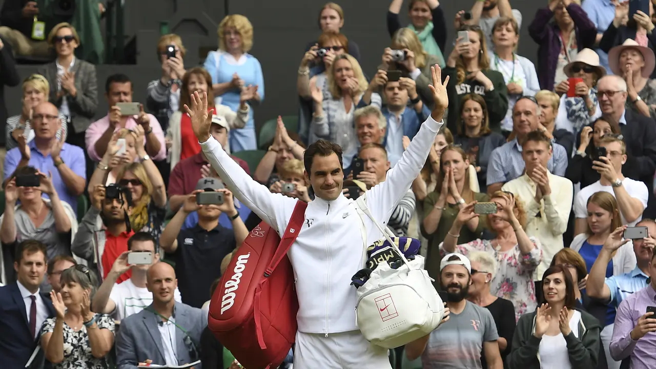 Roger Federer rayakan kemenangan atas Tomas Berdych pada semifinal Wimbledon 2017, Jumat (14/7/2017) waktu setempat. Federer unggul 7-6(4), 7-6(4), 7-4.