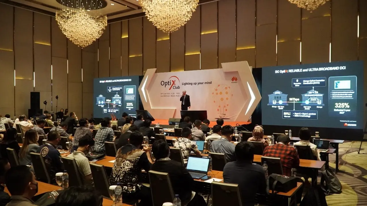 Pameran OptiX Club di Jakarta