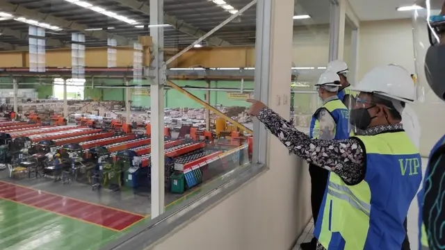 Kepala BPPI Kementerian Perindustrian, Doddy Rahardi meninjau proses produksi PT Tata Metal Lestari di kawasan Industri Delta Silicon, Cikarang. (Dok Kemenperin)
