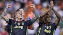 Para pemain Juventus, Federico Bernardeschi dan Alex Sandro merayakan kemenangan atas Valencia pada laga Liga Champions di Stadion Mestalla, Valencia, Rabu (19/9/2018). Juventus menang 2-0 atas Valencia. (AFP/Javier Soriano)