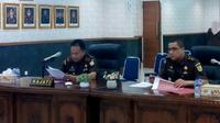 Kepala Kejati Riau Jaja Subagja (kiri) saat mengajukan restorative justice (RJ) terhadap kasus penganiayaan yang melibatkan emak-emak di Kabupaten Bengkalis. (Liputan6.com/M Syukur)