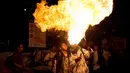 Sejumlah remaja menyeburkan api saat menggelar aksi anti-aborsi di La Paz, Bolivia (23/5). Mereka melakukan demonstrasi untuk untuk menentang praktek aborsi serta menolak RUU legalisasi aborsi. (AP Photo / Juan Karita)