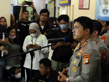 Kadiv Humas Polda Metro Jaya Kombes Pol E Zulpan menyampaikan keterangan saat jumpa pers terkait kasus kekerasan dalam rumah tangga (KDRT) yang dilakukan oleh artis Rizky Billar di Polres Metro Jakarta Selatan, Rabu (12/10/2022). Polres Metro Jakarta Selatan resmi menaikkan status Rizky Billar dari saksi menjadi tersangka dalam kasus KDRT yang dilakukan terhadap Lesti Kejora. (Liputan6.com/Herman Zakharia)