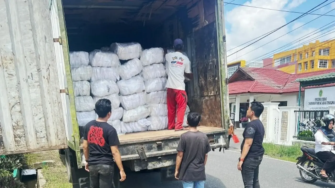 Ratusan karung sepatu bekas impor yang disita oleh Polda Riau.