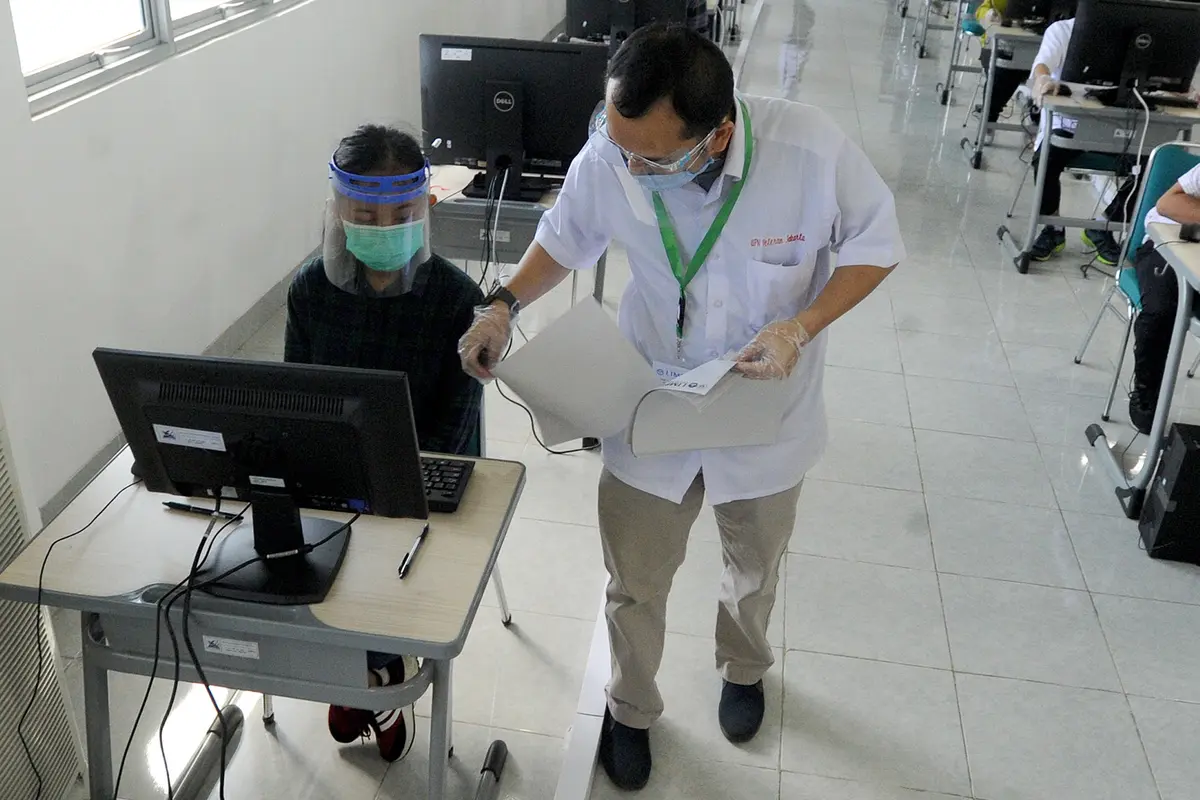 FOTO: Ujian Tulis Berbasis Komputer di Tengah Pandemi COVID-19