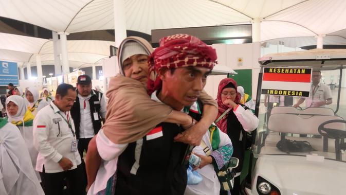 Petugas haji Indonesia membantu jemaah haji Indonesia saat kepulangan di Bandara King Abdulaziz, Jeddah. Darmawan/MCH
