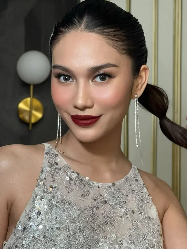 6 Pesona Glamor Azizah Salsha Kenakan Gaun Sequin Tanpa Lengan di Pesta Ulang Tahun ke-40 MUA Marlene Hariman