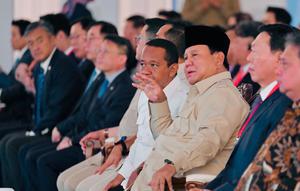 Presiden Prabowo Subianto dan Menteri ESDM Bahlil Lahadalia dalam pabrik petrokimia Lotte Chemical Indonesia (LCI) di Cilegon, Kamis (6/11). Foto: BPMI Setpres RI