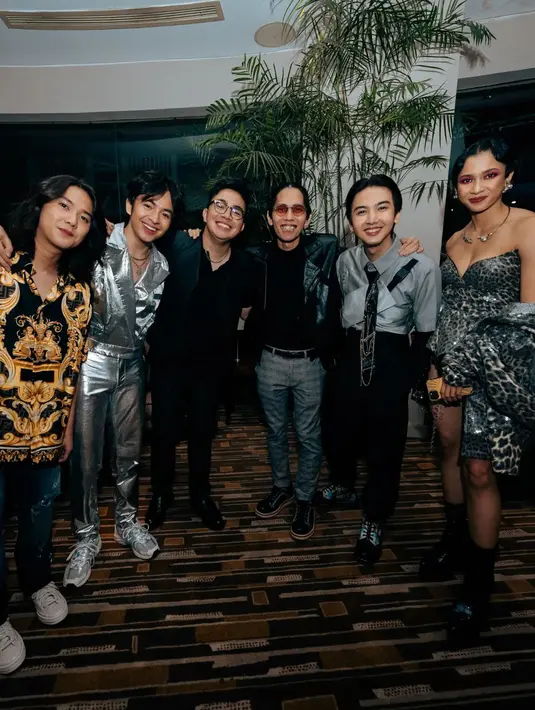 Unggahan sebelumnya menampilkan Angga Yunanda berpose bareng para bintang Mencuri Raden Saleh yakni Umay Shahab, Iqbaal Ramadhan, Aghniny Haque, dan Ari Irham. “Gokil, bangga banget gue sama kalian. Buat temen-temen jangan sampe lewatin film yang sangat berkesan buat gue ini tanggal 25 Agustus di bioskop,” Angga Yunanda mengabarkan. (Foto: Dok. Instagram @anggayunandareal16)