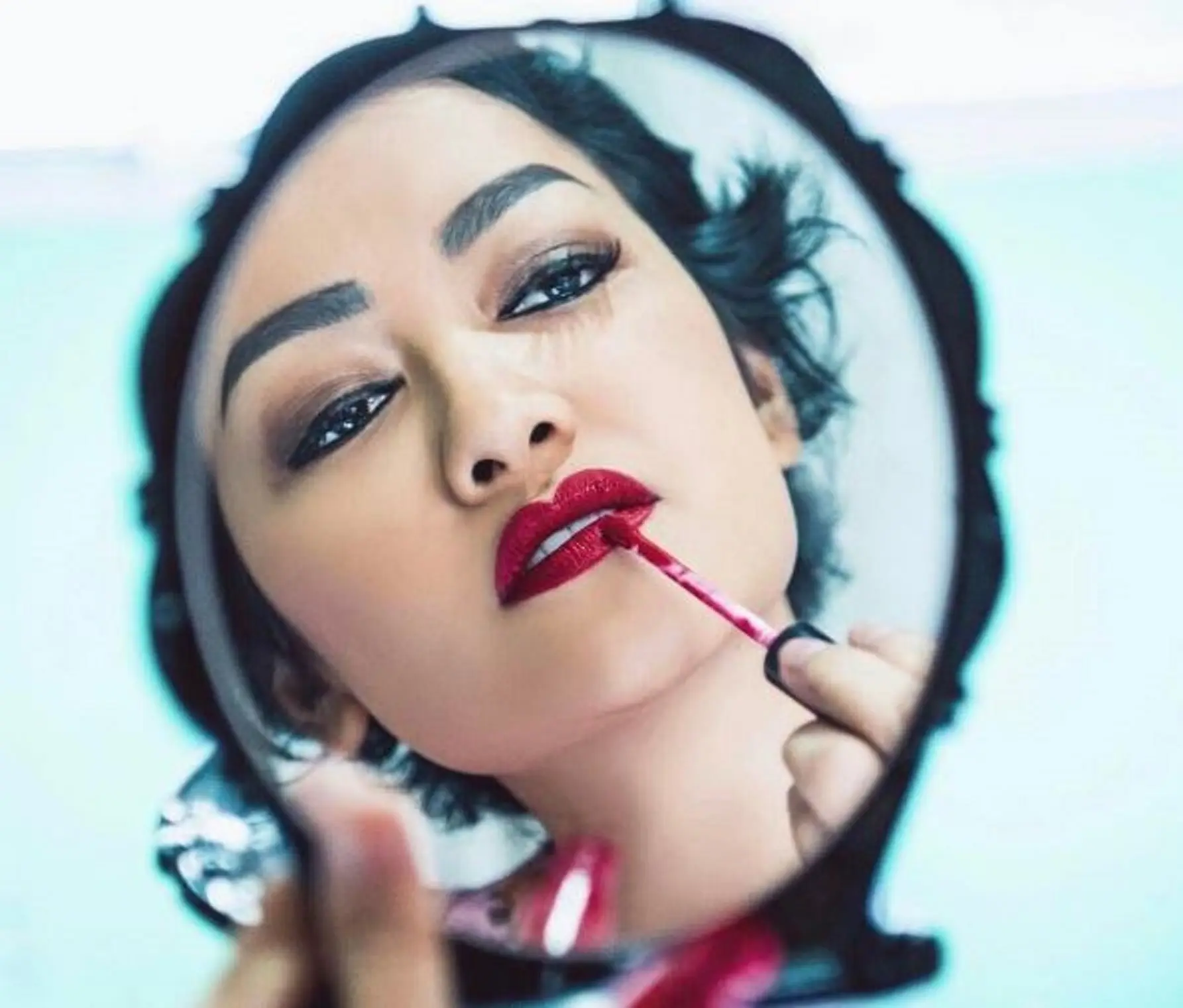 Julia Perez memulas bibirnya dengan lipstik merah (Instagram/@juliaperrezz)