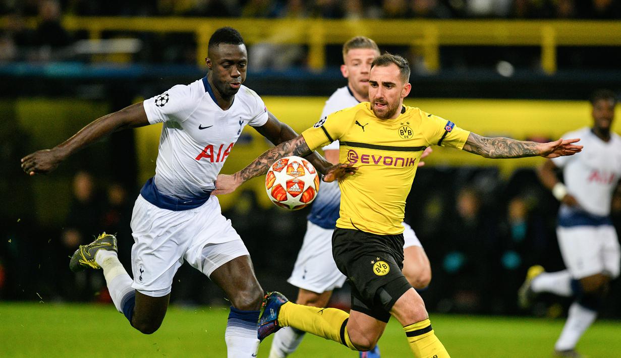 Aksi Paco Alcacer dan Davinson Sanchez pada leg kedua, babak 16 besar Liga Champions yang berlangsung di Stadion Signal Iduna Park, Dortmund, Rabu (6/3). Tottenham Hotspur menang 1-0 atas Dortmund. (AFP/S.Schermann)