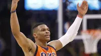 Guard Oklahoma City Thunder, Russell Westbrook, mencetak triple double saat menghadapi Los Angeles Lakers dalam lanjutan musim reguler NBA 2016, Minggu (30/10/2016). (Bola.com/Twitter/DoctorNBA)