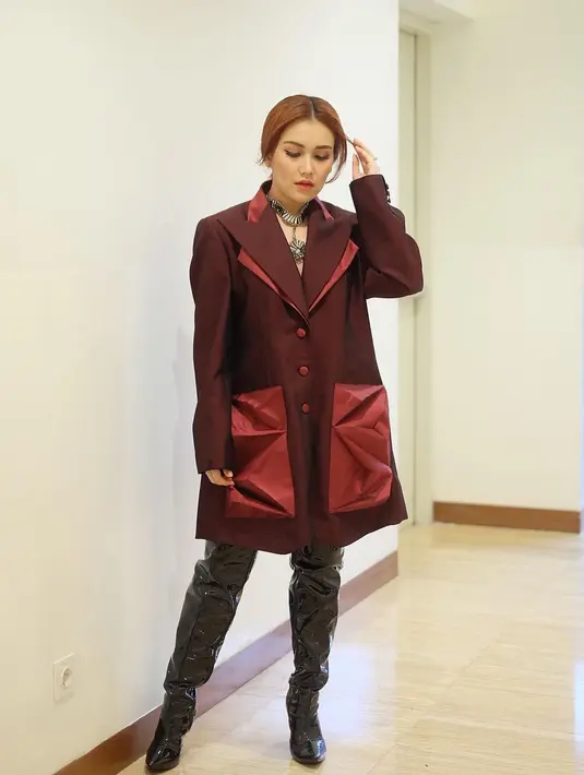 Paduan oversized blazer, bomber jacket, hingga preppy dress, terlihat sempurna saat dikenakannya. (Foto: Instagram/ Ayu Ting Ting)