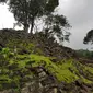 Batuan yang terdapat di Gunung Padang Cianjur bisa mengeluarkan suara seperti alat musik. (dok. Instagram @metynur/ https://www.instagram.com/p/Bv83OnzFZET/?igshid=wi65y3xoysh3/ Dinda Rizky)