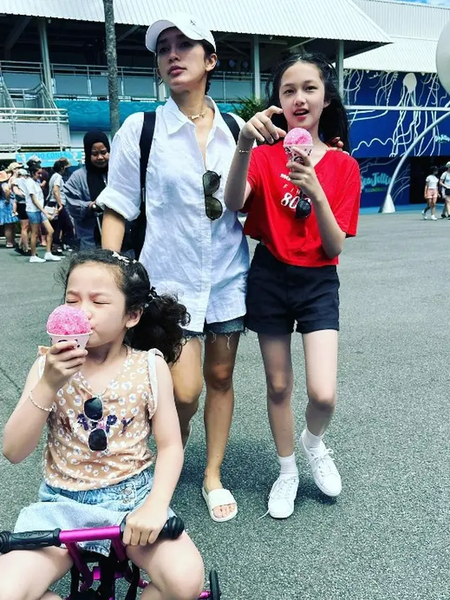 OOTD Ussy Sulistiawaty saat liburan (Instagram/ussypratama)