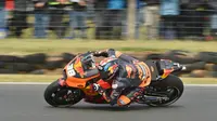 MotoGP 2017 menjadi musim perdana Bradley Smith sebagai pembalap tim pabrikan. (Peter PARKS / AFP)