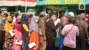 Sejumlah warga antre untuk mendapatkan Bantuan Langsung Tunai (BLT) minyak goreng di Koramil 02 Beji, Kota Depok, Jawa Barat, Kamis (19/5/2022). Pemerintah melalui TNI mendistribusikan BLT minyak goreng sebesar Rp300 ribu per orang untuk masyarakat penerima manfaat. (merdeka.com/Arie Basuki)