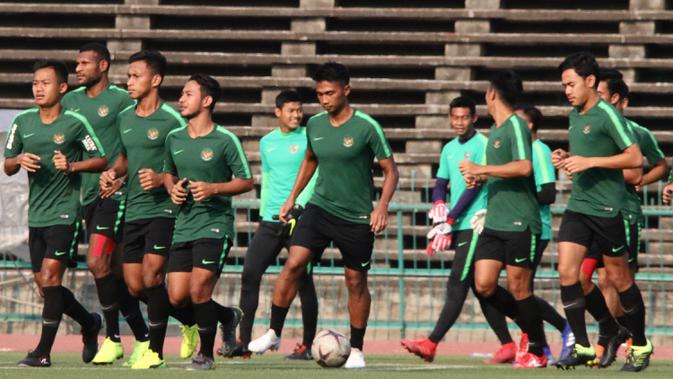 Para pemain Timnas Indonesia U-22 tampak rileks saat latihan di Stadion National Olympic, Phnom Penh, Sabtu (23/2). Latihan ini persiapan jelang laga semifinal Piala AFF U-22 melawan Vietnam. (Bola.com/Zulfirdaus Harahap)