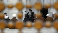 Ulama Syiah Ali Sebzevari, putra mendiang Ayatollah Agung Abd al-Aala Sebzevari, membacakan untuk murid-muridnya selama kelas di kota suci Najaf, Irak, 23 November 2021. Sekolah-sekolah agama di Irak kembali dibuka setelah lebih dari dua tahun di tengah pandemi COVID-19. (Qassem al-KAABI/AFP)