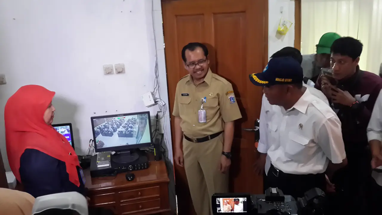 Menteri Pendidikan dan Kebudayaan tinjau pelaksanaan Ujian Nasional.