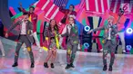 Pedangdut Siti Badriah berkolaborasi dengan boyband Korea, GTI saat tampil dalam acara Indonesian Dangdut Awards 2018 di Studio 5 Indosiar, Jakarta, Jumat (12/10). Mereka membawakan lagu Lagi Syantik. (Liputan6.com/Faizal Fanani)