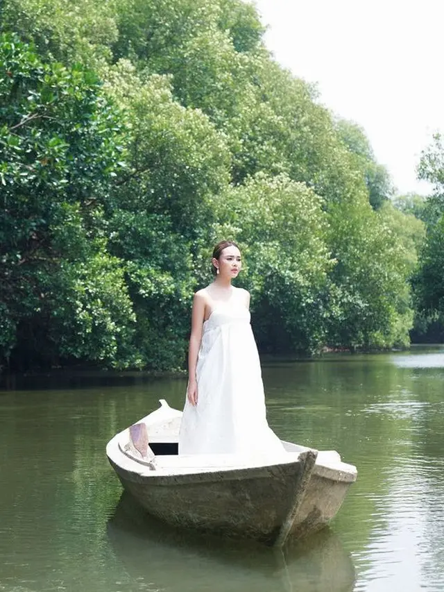 Tampilan Amanda Manopo di Atas Perahu. [@winstongomez]