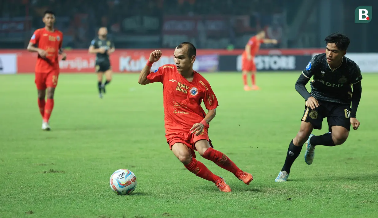 <p>Pemain Persija Jakarta, Riko Simanjuntak (kiri) melewati pemain Bhayangkara Presisi, David Maulana pada laga pekan ketiga BRI Liga 1 2023/2024 di Stadion Patriot Candrabhaga, Bekasi, Minggu (16/7/2023). Persija menang dengan skor 4-1. (Bola.com/M Iqbal Ichsan)</p>