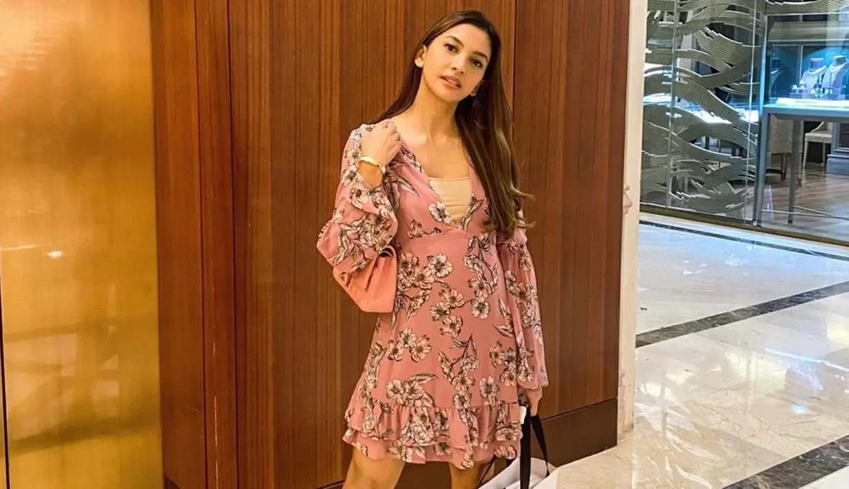 Gaya Alisia Rininta saat menggunakan simple dress motif bunga satu ini juga bisa dijadikan inspirasi ketika hangout. Meski simpel, namun busana yang digunakan juga terlihat elegan.(Liputan6.com/IG/@alisiarininta22)