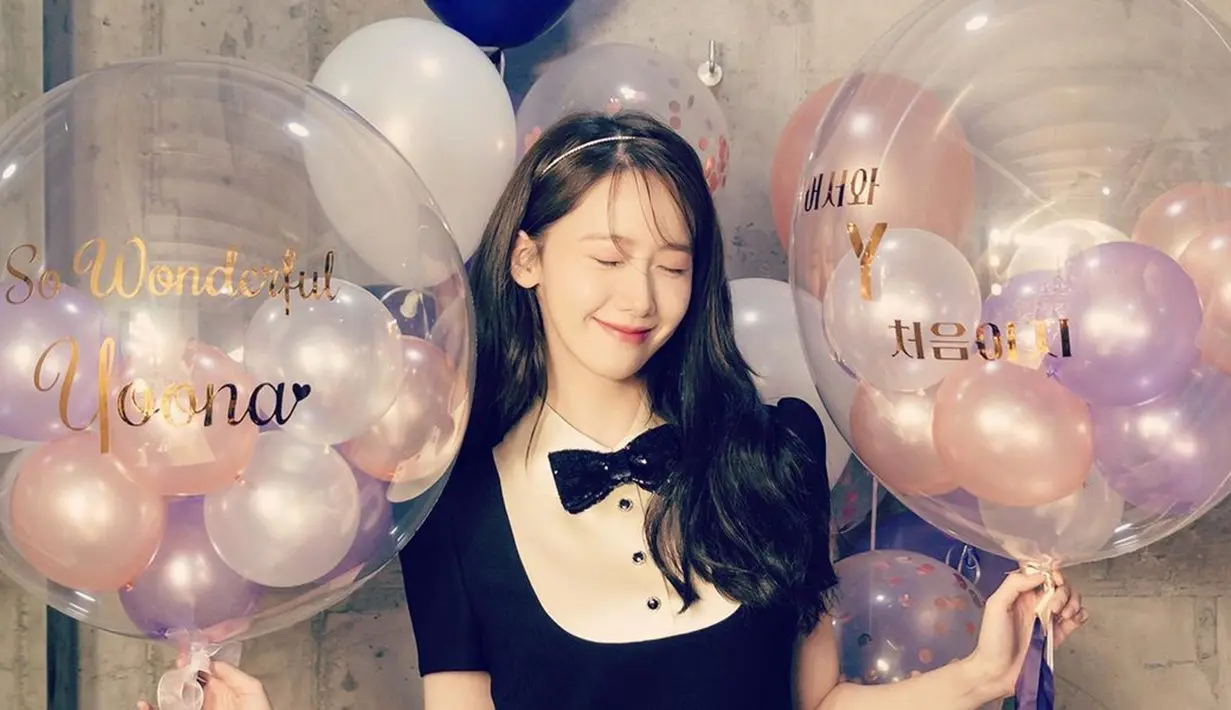 Rambut yang digerai kemudian mengenakan bando ukuran kecil, lawan main Ji Chang Wook di drama Korea The K2 ini membuatnya semakin cantik dan memesona. Senyuman manis dan imut yang diperlihatkannnya tentunya membuat siapapun yang melihat Yoona pastinya pangling dan terkesima. (Liputan6.com/IG/@yoona__lim)