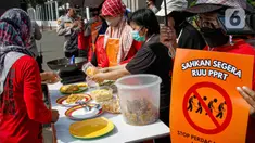 Sejumlah aktivis Koalisi Sipil Untuk Undang-Undang Perlindungan Pekerja Rumah Tangga (PRT) melakukan aksi memasak sarapan di depan Gedung DPR, Jakarta, Rabu (21/6/2023). (Liputan6.com/Faizal Fanani)