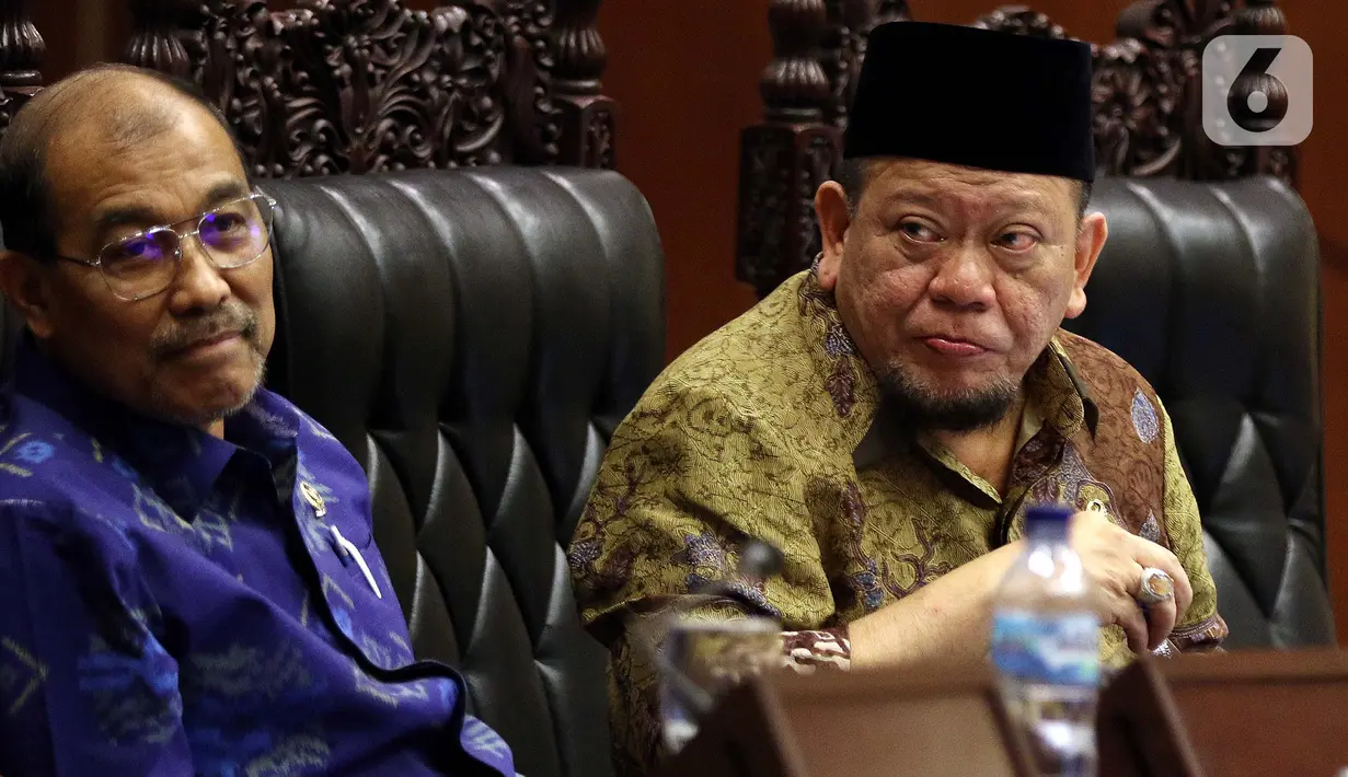 Anggota DPD  saat memberikan laporan terkait perwakilan DPD dalam pimpinan MPR dalam rapat paripurna di gedung Nusantara V, kompleks MPR/DPR, Senayan, Jakarta, Rabu (2/10/2019). Dalam rapat ini membahas pemilihan bakal calon pimpinan MPR dari unsur DPD RI.  (Liputan6.com/Johan Tallo)