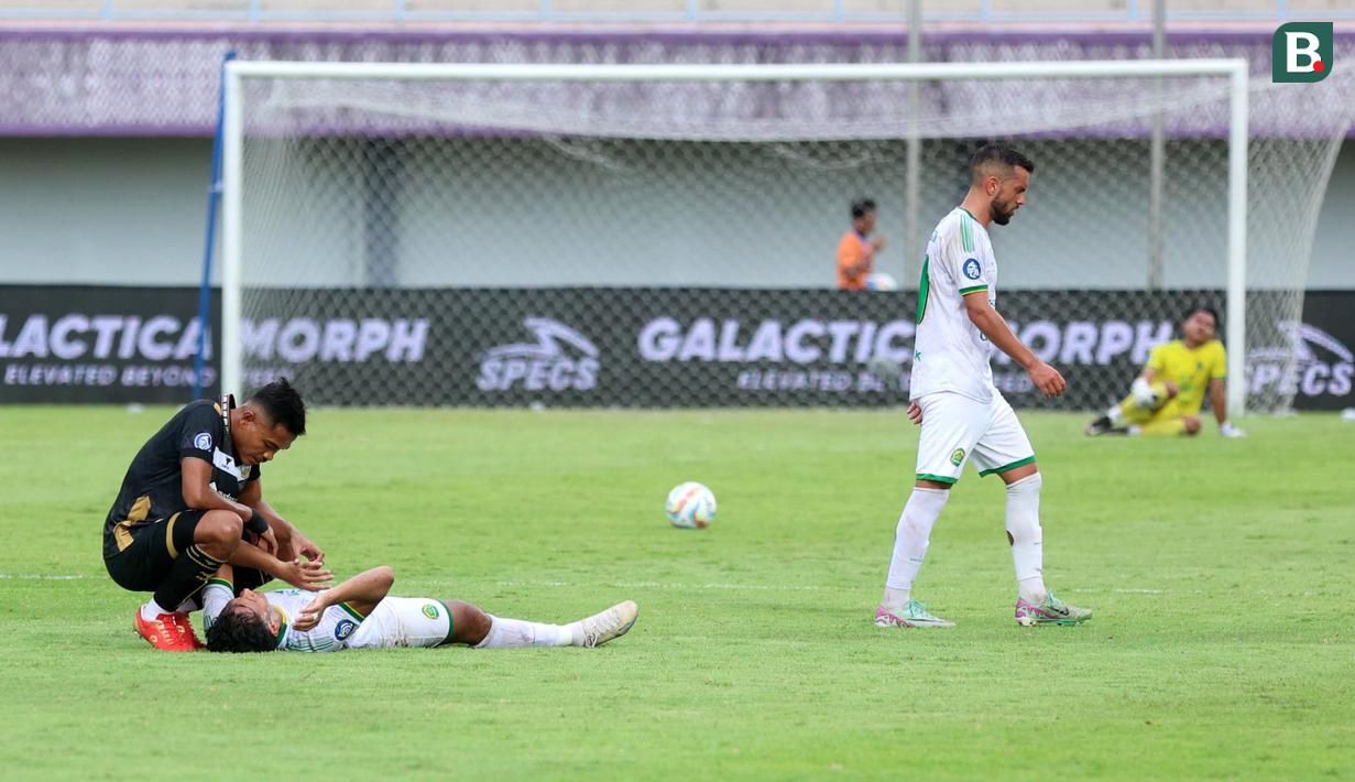 Pemain Dewa United, Asep Berlian, memberikan semangat untuk pemain Persikabo 1973 yang kecewa setelah kalah pada laga pekan ke-28 Liga 1 2023/2024 di Stadion Indomilk Arena, Tangerang, Kamis (7/3/2024). (Bola.com/M Iqbal Ichsan)